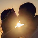 Casal se beijando no pôr do sol